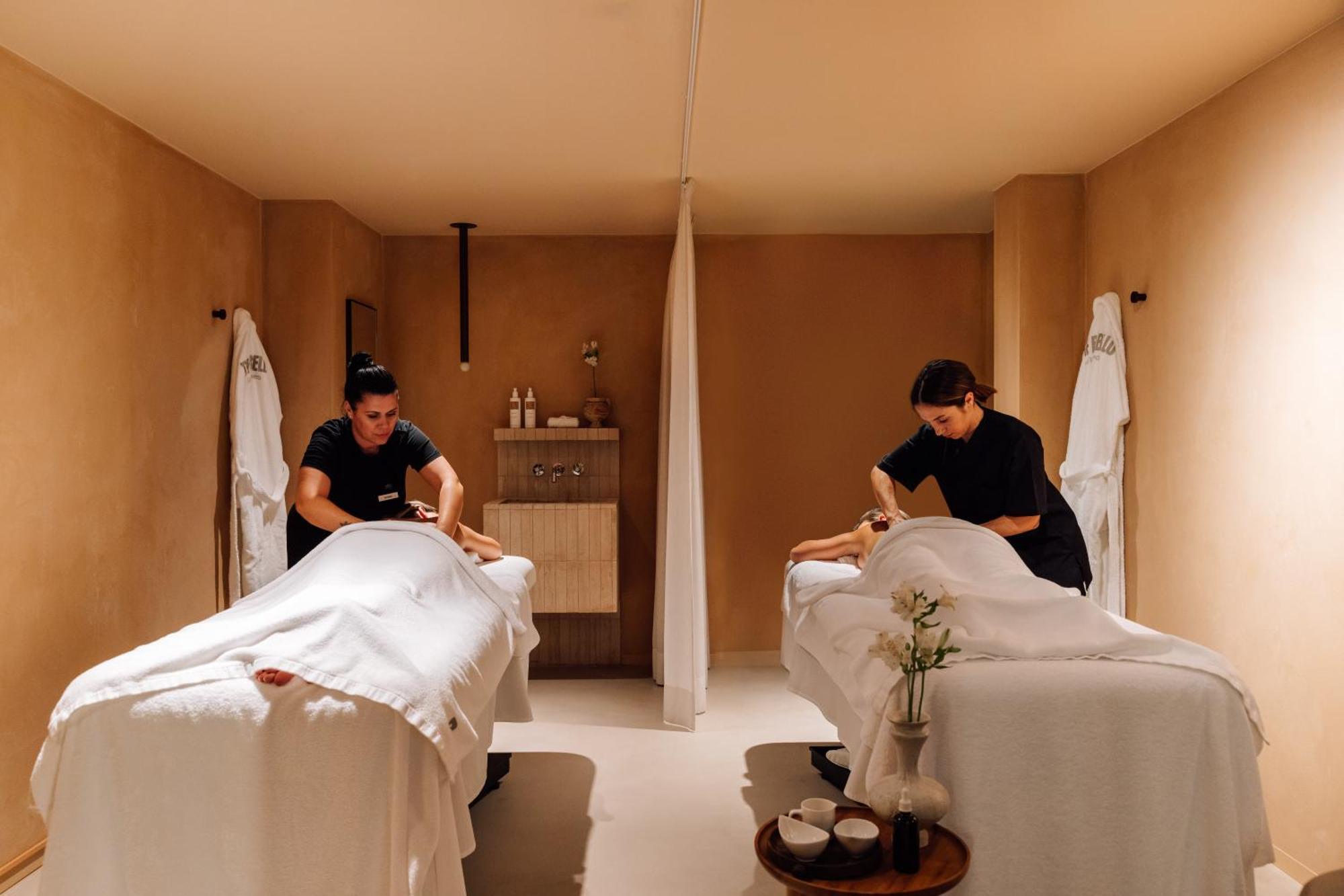 The Rebello Hotel & Spa - Small Luxury Hotels Of The World Vila Nova de Gaia Luaran gambar Massage therapists at work
