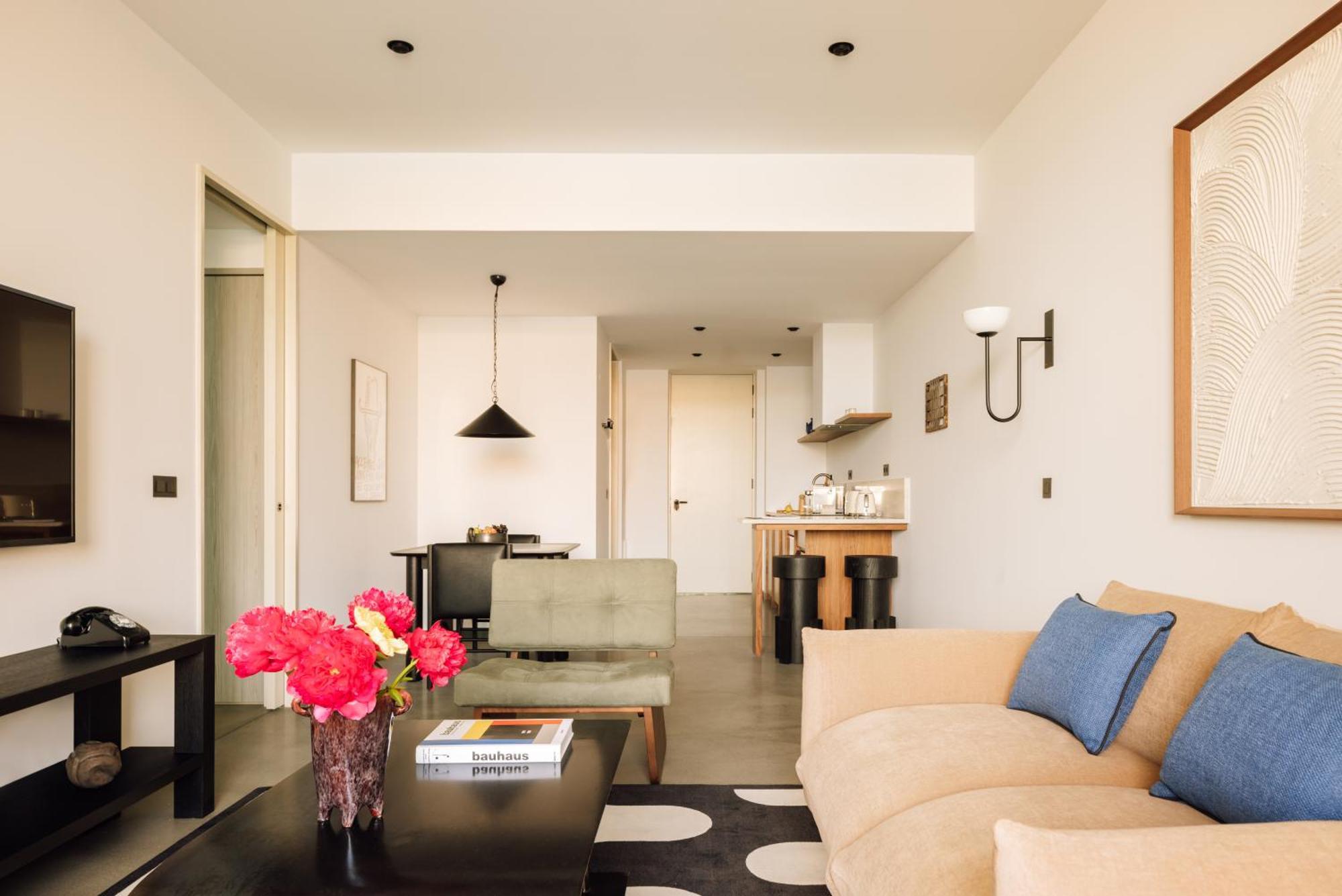 The Rebello Hotel & Spa - Small Luxury Hotels Of The World Vila Nova de Gaia Luaran gambar A living room at the Standard East Village