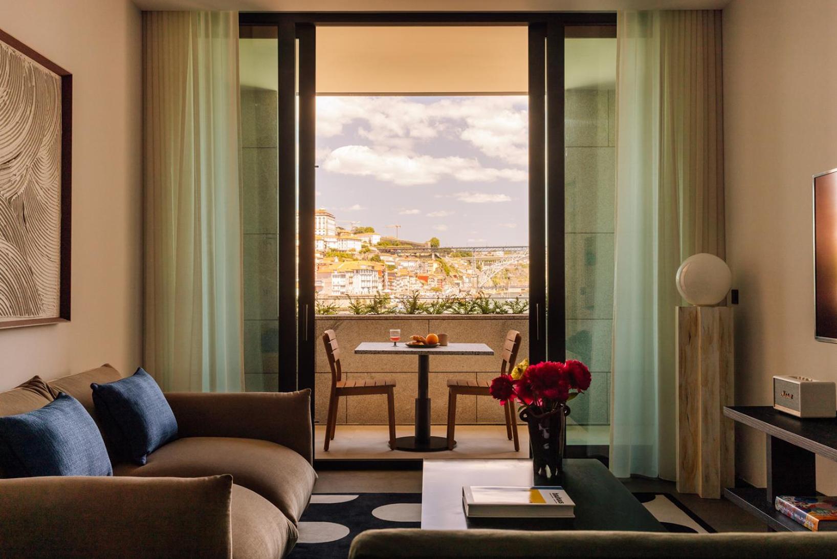 The Rebello Hotel & Spa - Small Luxury Hotels Of The World Vila Nova de Gaia Luaran gambar A suite at the Four Seasons Hotel, Athens